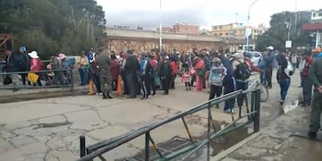 Filas en Villazón (Bolivia) para pasar a La Quiaca (Jujuy)