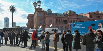 Largas filas en los bancos porteños durante el primer día en el que rigen las restricciones cambiarias impuestas por el Gobierno\u002E (Maxi Failla)