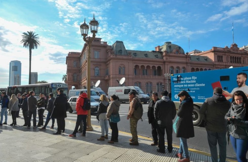 Largas colas e incertidumbre en la city porteña en el primer día de restricciones a la compra de dólares
