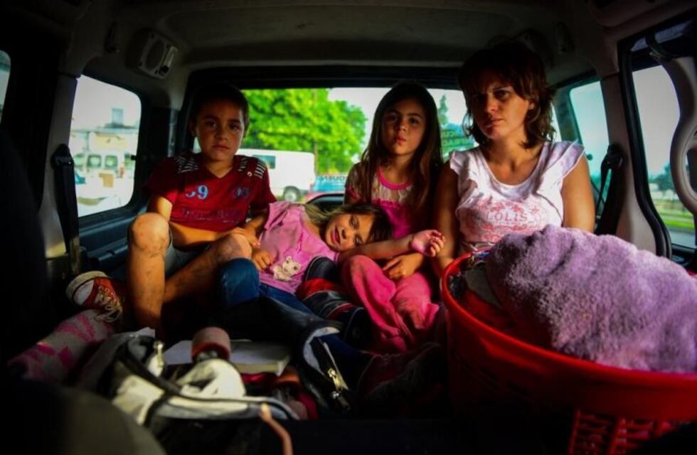 Una mujer denuncia que le usurparon la casa y vive en una camioneta con sus 5 hijos