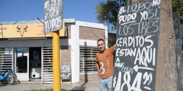 Esteban es el nombre del carnicero que se las ingenió con sus carteles para repuntar las ventas\u002E