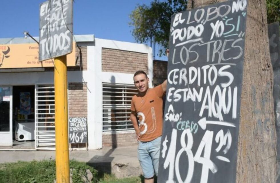 Un carnicero le puso el pecho a la crisis con carteles graciosos