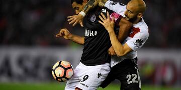 Argentina's Lanus forward Jose Sand (L) vies for the ball with Argentina's River Plate defender Javier Pinola during their Copa Libertadores semifinal first leg football match at the Monumental stadium in Buenos Aires, on October 24, 2017\u002E / AFP PHOTO / Eitan ABRAMOVICH