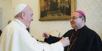 El Papa Francisco recibió con un cálido abrazo al obispo de Iguazú, Marcelo Martorell\u002E (Vaticano)
