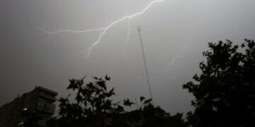 Llightning strike over Buenos Aires' city during a thunderstorm on April 8, 2014. AFP PHOTO / JUAN MABROMATArn buenos aires tormenta electrica sobre buenos aires clima tormentas electricas rayos relampagos