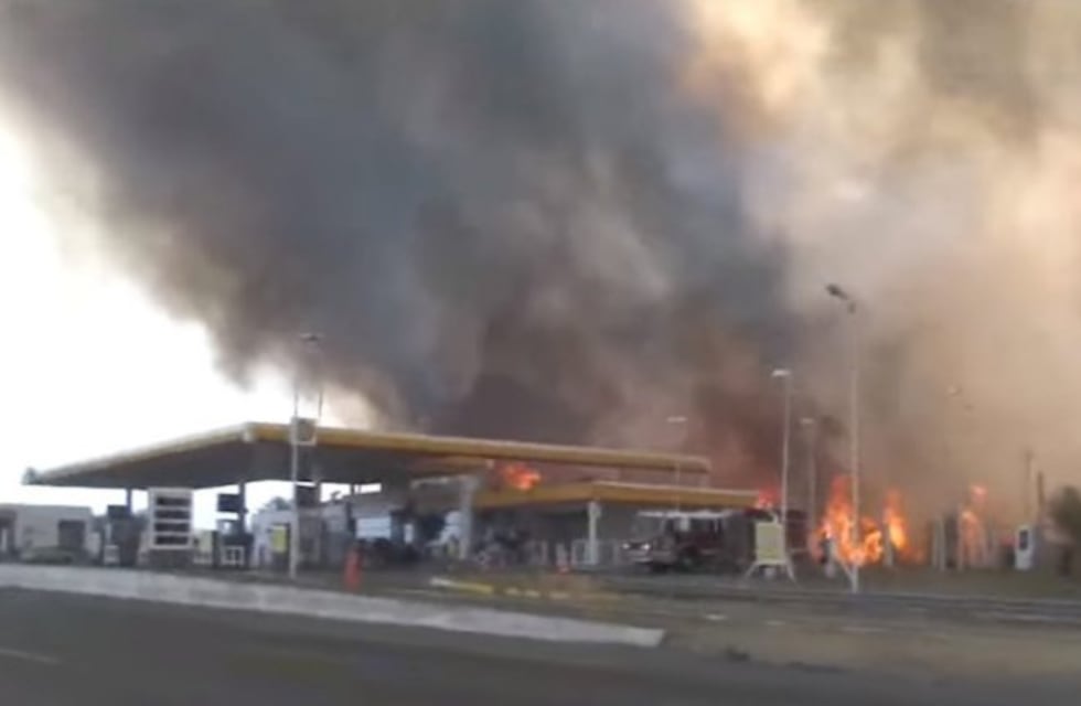 El incendio estaba por "devorar" una estación de servicios pero el viento cambió justo a tiempo