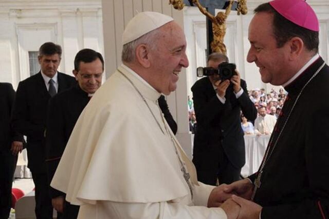 El papa Francisco junto a Gustavo Zanchetta, el obispo argentino del Vaticano que es investigado por presunto abuso sexual\u002E