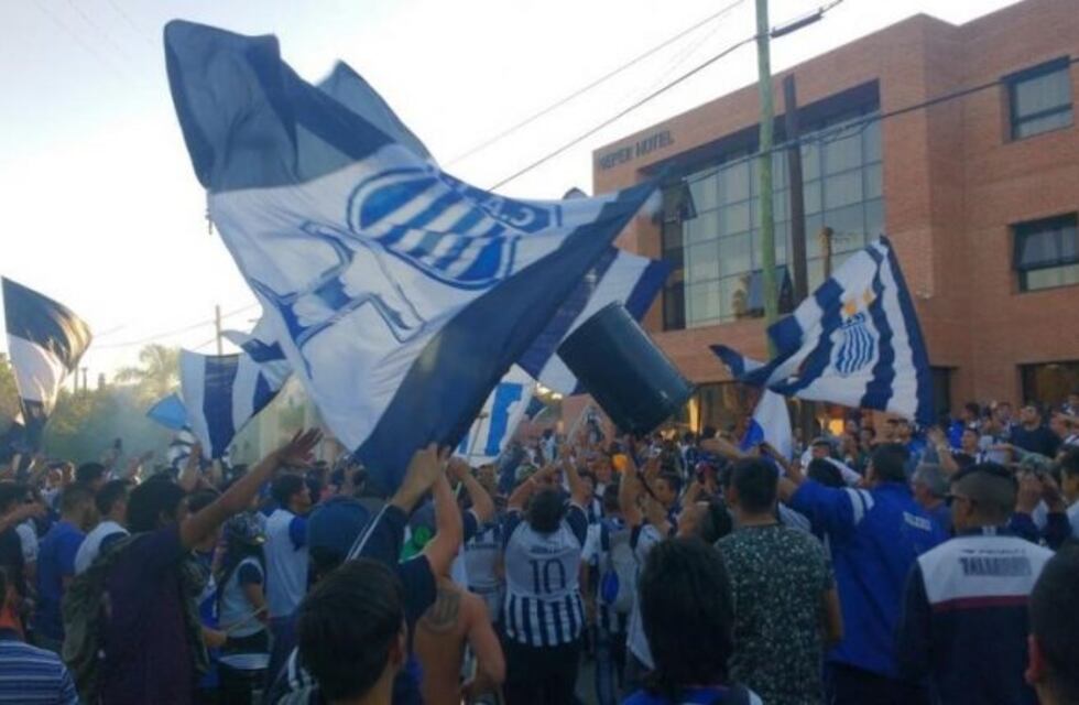 El banderazo de hinchas de Talleres para el clásico