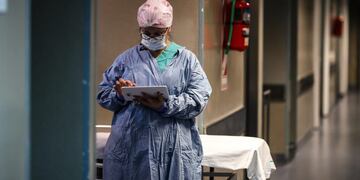 Buenos Aires (Argentina), 30/07/2020\u002E- A doctor checks a tablet at a hallway of El Cruce de Florencio Varela Hospital in Buenos Aires, Argentina, 30 July 2020\u002E EFE/EPA/JUAN IGNACIO RONCORONI   CAMAS DE TERAPIA INTENSIVA - RESPIRADOR VENTILADOR  CASOS DEL DIA