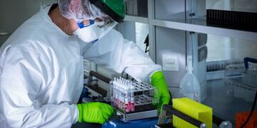 01/04/2020 Un trabajador de un laboratorio prepara muestras para su análisis durante la crisis de coronavirus\u002E POLITICA INTERNACIONAL Peter Steffen/dpa