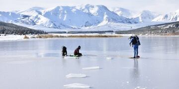 Dos buzos a punto de sumergirse en una de las lagunas congeladas\u002E