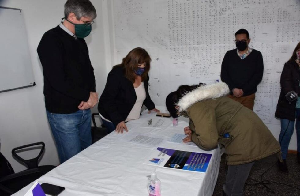 Esquel: Se hizo entrega de microcréditos