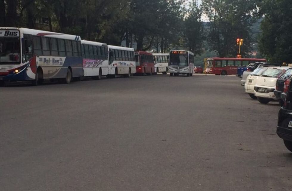Con quite de colaboración, colectiveros de Jujuy reclaman cobrar sus sueldos