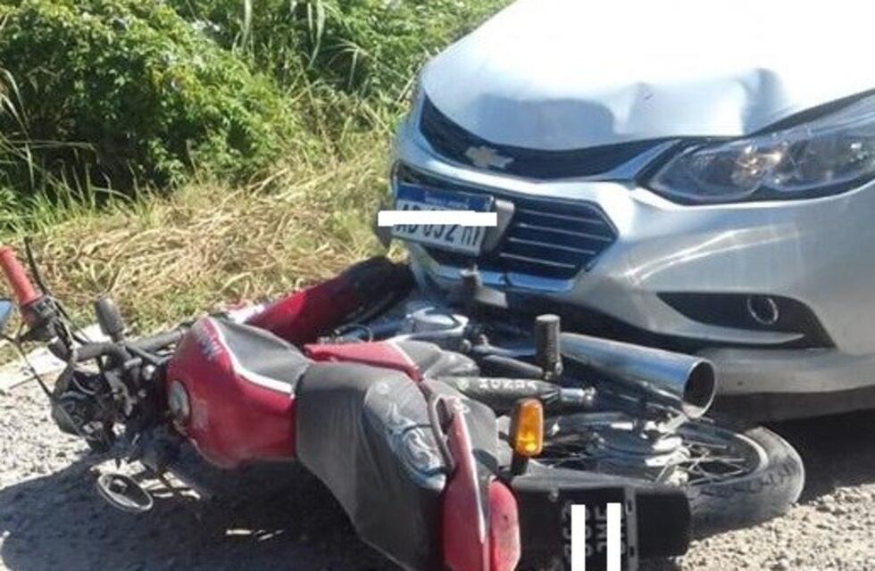 Choque frontal entre auto y moto dejó a un hombre con fractura expuesta