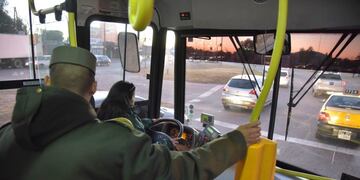 DYN11, CORDOBA 12/06/17, EL PLAN DE EMERGENCIA ORGANIZADO POR LA MUNICIPALIDAD DE Cu00d3RDOBA PARA NEUTRALIZAR EL PARO DE COLECTIVEROS, QUE HOY CUMPLE OCHO Du00cdAS, SE INICIu00d3 A PRIMERA HORA DE ESTA MAu00d1ANA CON LA CIRCULACIu00d3N DE UNIDADES FUERTEMENTE CUSTODIADAS Y QUE NO COBRABAN PASAJE\u002EFOTO:DYN/LA VOZ DEL INTERIOR/CORDOBA OUT