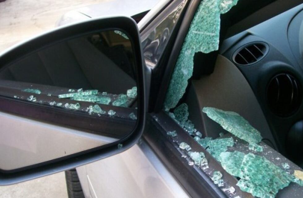 Arroyito: rompen un vidrio de una camioneta y roban las pertenencias del interior