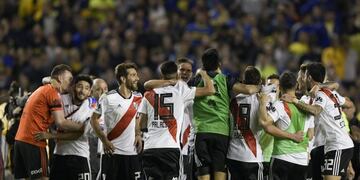 Agustin Almendra of Boca Juniors, left, fights for the ball with Gonzalo Martinez of River Plate, during a local tournament soccer match in Buenos Aires, Argentina, Sunday, Sept\u002E 23, 2018\u002E (AP Photo/Natacha Pisarenko)