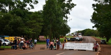 Tareferos cortan la Ruta Nacional 12 a la altura de Wanda\u002E