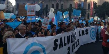 Unidad Provida nuclea 130 organizaciones y reunió una multitud que confluyó frente al Patio Olmos\u002E