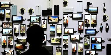 SAN FRANCISCO, CA - SEPTEMBER 29: An attendee looks at a display of new Google devices during a Google media event on September 29, 2015 in San Francisco, California\u002E Google unveiled its 2015 smartphone lineup, the Nexus 5x and Nexus 6P, the new Chromecast and new Android 6\u002E0 Marshmallow software features\u002E   Justin Sullivan/Getty Images/AFP\r\n== FOR NEWSPAPERS, INTERNET, TELCOS & TELEVISION USE ONLY ==\r\n eeuu san francisco  eeuu evento empresa google empresas informaticas