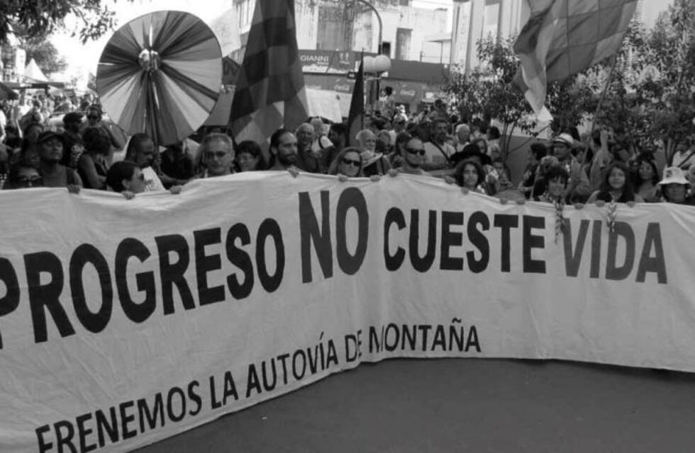 Continúa la vigilia contra la autovía de montaña