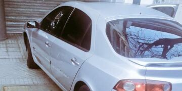 El conductor fue acribillado cuando estaba al mando de un auto en el ingreso de una cochera en Brown al 2800\u002E (@hernanfunes)