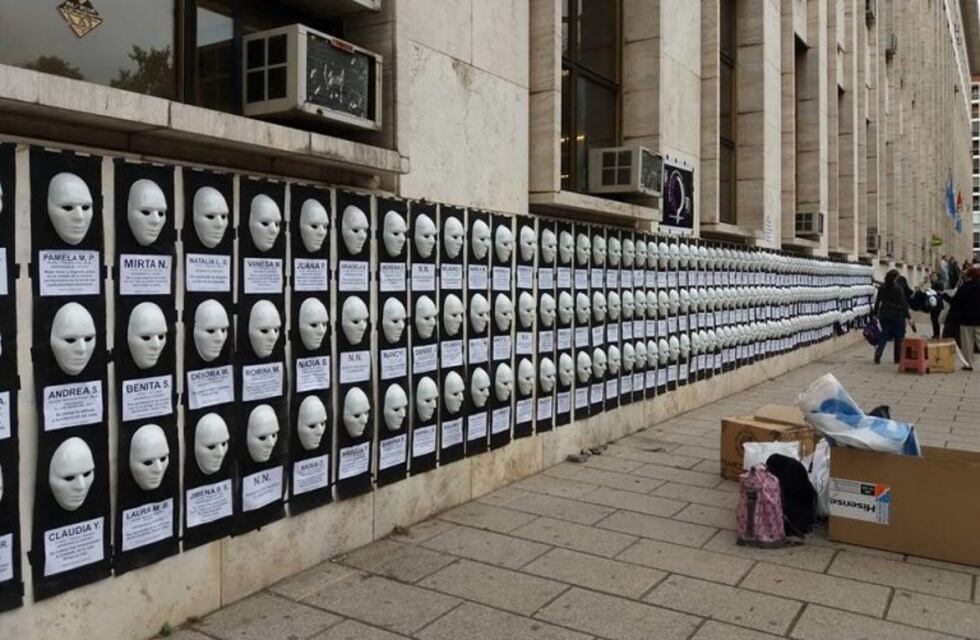 Caretas blancas en Tribunales para visibilizar los femicidios de este año