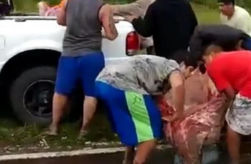 Se robaron la carne de un camión que había volcado y terminaron intoxicados