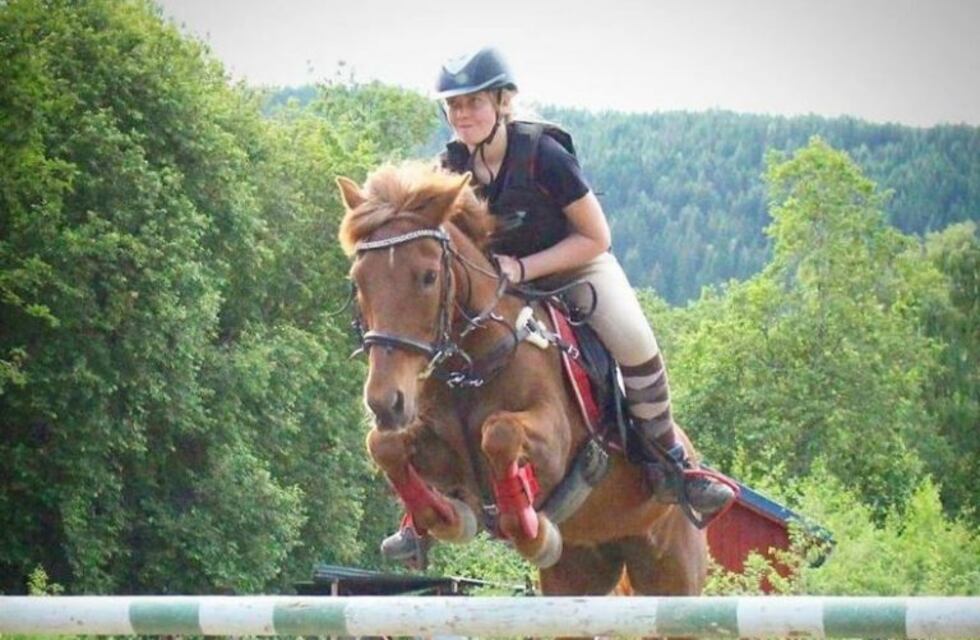 Una adolescente noruega se comió a su caballo y ahora recibe amenazas de muerte