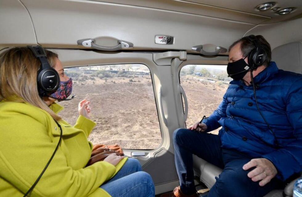 Gustavo Bordet recorrió las islas incendiadas de Entre Ríos y Santa Fe