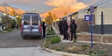 La PFA realiza operativos en los barrios 270 Viviendas, Arrayanes y Nahuel Hue en busca de una red de venta de drogas\u002E