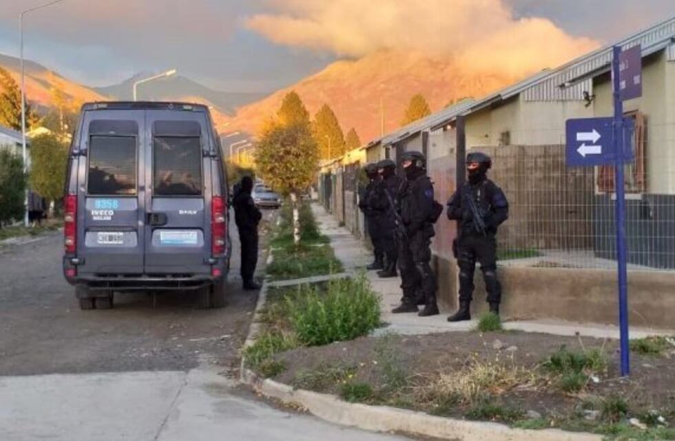 Operativos en distintos barrios de la ciudad en busca de una red de venta de drogas