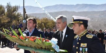 El ministro Rizzotti, el vicegobernador Haquim y el coronel Herrera, depositaron  una ofrenda floral al pie del Monumento a los Héroes de la Independencia\u002E