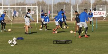 Diego Dabove, el entrenador de Godoy Cruz, paró en la práctica matutina los once iniciales para el duelo ante Estudiantes de La Plata\u002E