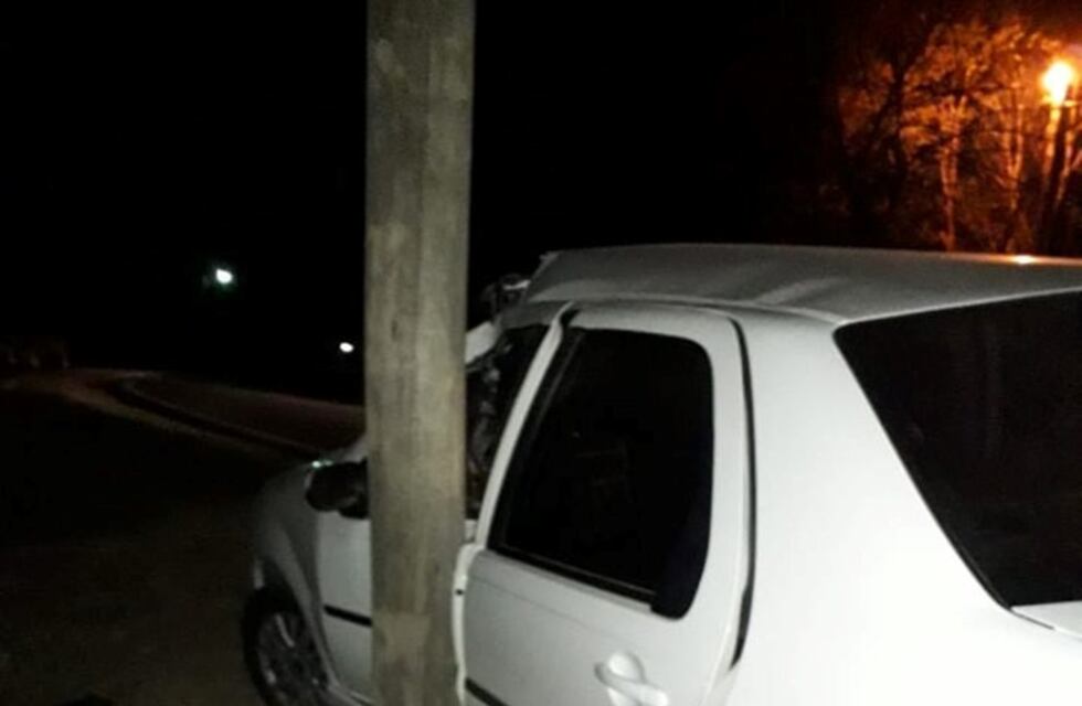 Villa Los Aromos: Perdió el control e impactó contra un poste de tendido eléctrico