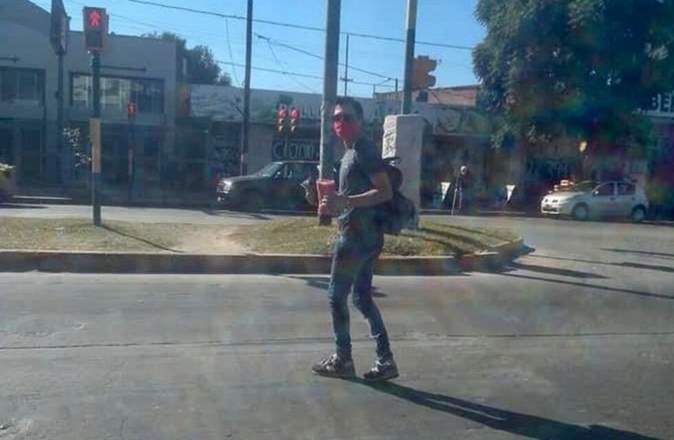 Es chofer de interurbanos, su esposa confecciona barbijos y él sale a venderlos