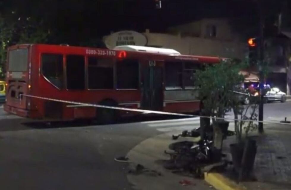 Un muerto tras el brutal choque entre un colectivo y una moto en Floresta