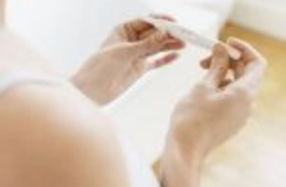 El caso de la mujer que vive de vender sus tests de embarazo positivos