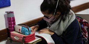 AME1007\u002E MONTEVIDEO (URUGUAY), 06/07/2020\u002E- Fotografía fechada el 2 de julio de 2020 que muestra una estudiante del Colegio Español Cervantes en Uruguay durante el retorno de las clases presenciales en Montevideo (Uruguay)\u002E La baja incidencia del COVID-19 en Uruguay y el estricto protocolo sanitario aprobado llevaron al país sudamericano a convertirse en el primero de Latinoamérica en retomar la presencialidad en la educación, después de más de 3 meses en los que las plataformas virtuales fueron su principal aliado\u002E El uso de mascarilla al llegar, la limpieza del calzado en una alfombra sanitaria, la desinfección de manos y dar respuestas a un breve cuestionario son algunos de los pasos que los estudiantes deben afrontar antes de acceder al aula, en el que deben mantener distancia con sus compañeros\u002E EFE/ Raúl Martínez