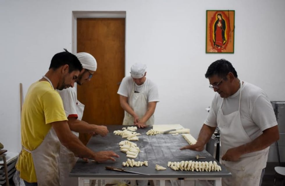 Pese al robo, en la panadería social de Paraná siguen apostando por el trabajo