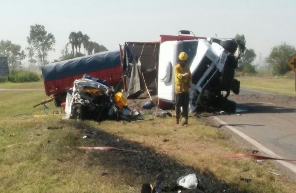 Tres jóvenes murieron en el acto al chocar con un camión cerealero en la Ruta Nacional 34