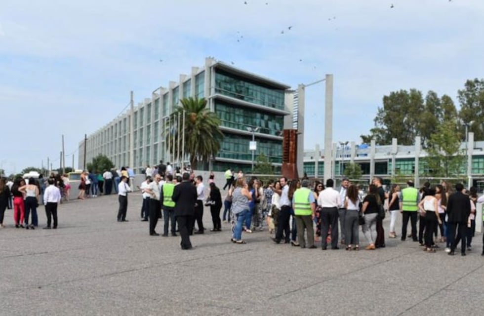 Simulacro de siniestro con evacuación en el Centro Judicial de Santa Rosa