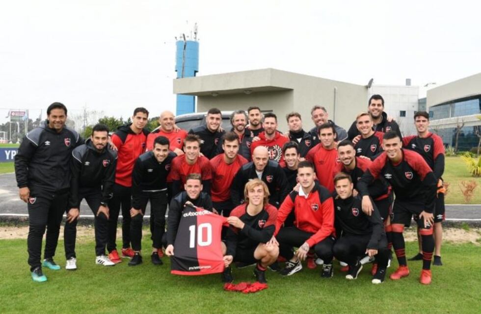 Messi recibió la camiseta de Newell's, se fotografió con el plantel y prendió la ilusión