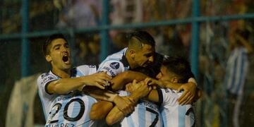 TUCUMu00c1N (ARGENTINA), 25/04/2017.- Jugadores de Atlu00e9tico Tucumu00e1n celebran un gola ante Jorge Wilsterman hoy, martes 25 de abril de 2017, durante un partido de la Copa Libertadores entre Atlu00e9tico Tucumu00e1n de Argentina y Jorge Wilstermann de Bolivia, en el estadio u201cMonumental Josu00e9 Fierrou201d en Tucumu00e1n (Argentina). EFE/SOL ALMIDEZrnrn tucuman campeonato torneo copa libertadores2017 futbol futbolistas partido atletico de tucuman jorge wilsterman