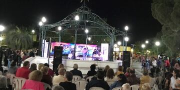 Mucho público se acercó a la Plaza San Martín para disfrutar del espectáculo musical\u002E