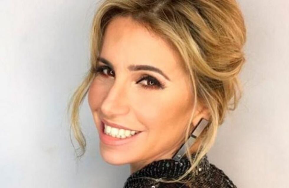 Flor Peña mostró su vestido y dejó ver más de lo esperado