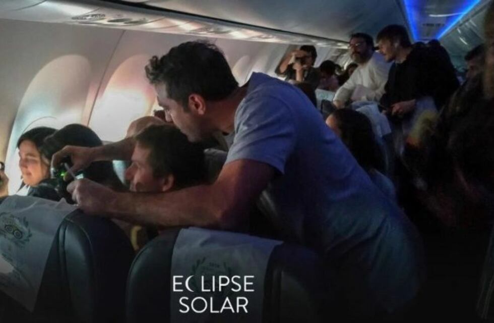 Adelantaron un vuelo para ver el eclipse en San Juan