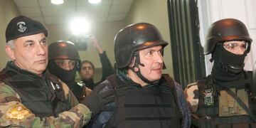 BAS701. BUENOS AIRES (ARGENTINA), 14/06/2016.- El exsecretario de Obras Pu00fablicas de Argentina durante los gobiernos de Nu00e9stor Kirchner y Cristina Fernu00e1ndez, Josu00e9 Lu00f3pez (c), es escoltado por miembros del grupo Halcu00f3n hoy, martes 14 de junio de 2016, en Buenos Aires (Argentina). Un exalto cargo del kirchnerismo fue atrapado hoy