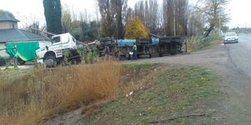 Volcó un camión en la ruta 22 en Neuquén