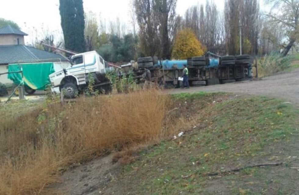 Volcó un camión en la ruta 22 en Neuquén